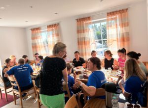 Die Läufer des VfL nach dem Laufen/Walken und Yoga beim leckeren Läuferfrühstück.