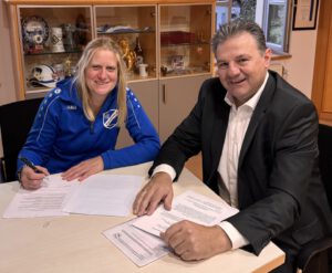 Gaby Kavka vom VfL Egenburg und Helmut Zech, Bürgermeister, unterzeichnen den Pachtvertrag