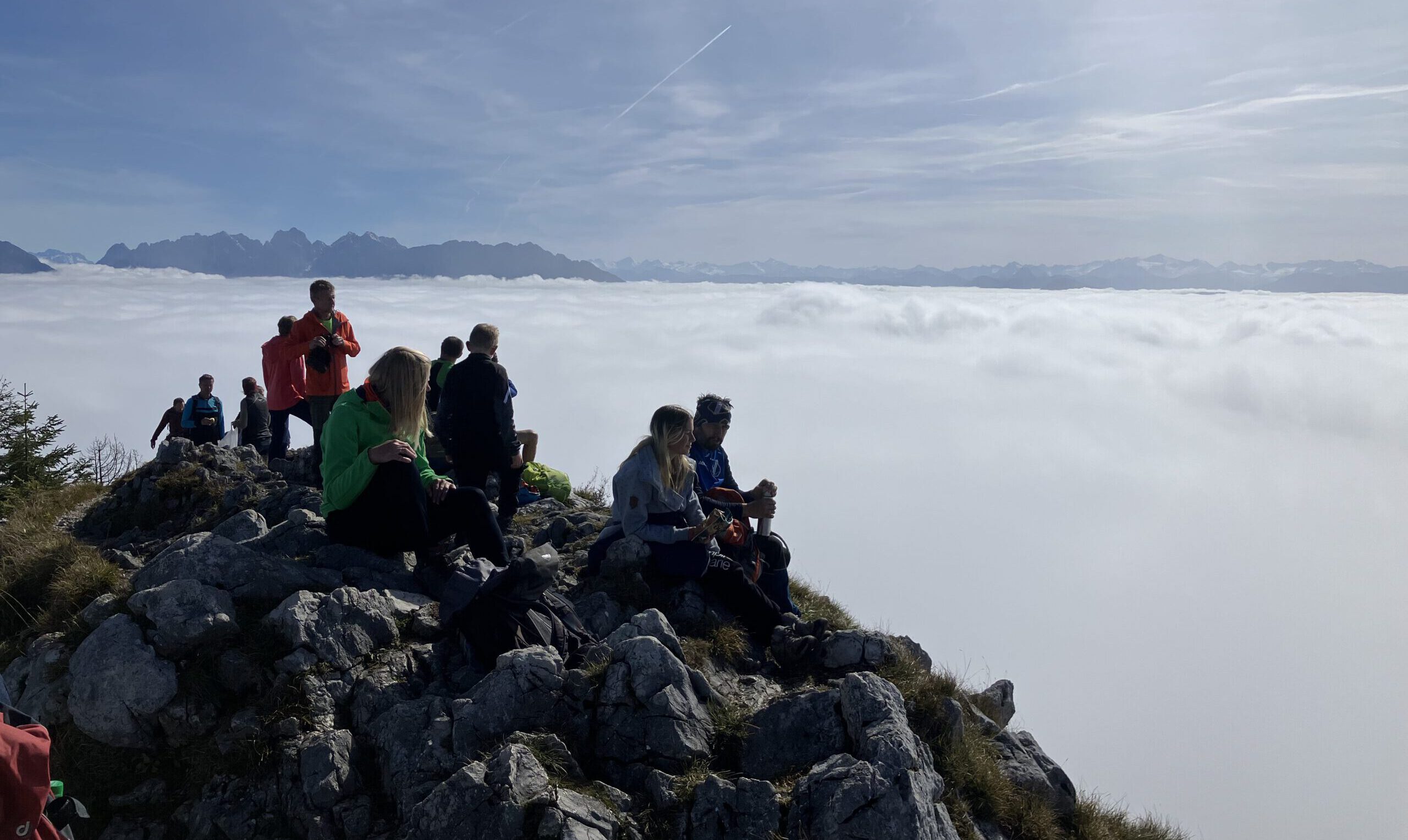 Berg und Ski über den Wolken