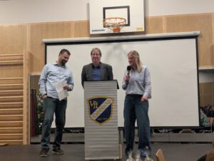1. und 2. Vorsitzende Gaby Kavka und André David zusammen mit Georg Lampl bei der Verleihung der Preise für 3 Helden des Ehrenamts